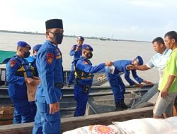 Personil Satpolairud Meranti Berbagi Takjil Kepada Pelaut