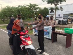 Kapolsek Tebingtinggi Barat dan Personil Berbagi Puluhan Bungkus Takjil