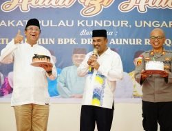 Bupati Karimun Berikan Kejutan Ultah kepada Wabup Anwar Hasyim ditengah Halal Bihalal di Kundur