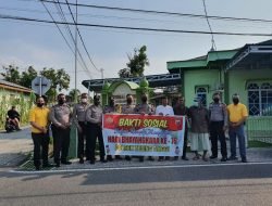 Baksos Sambut Hari Bhayangkara ke-76, Kapolsek Tebingtinggi dan Personil Goro Bersihkan Mushola