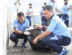 Hari Komando Operasi Udara ke 71, Personil Lanud RHF Membersihkan Jembatan Dompak