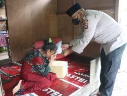 Bakti Sosial Kapolres Karimun Berikan Bantuan Kepada Warga yang Membutuhkan