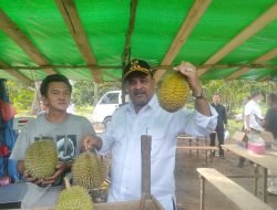 Menjelang HUT Bhyangkara 76 Bupati Karimun Ajak Awak Media Makan Durian di Kundur