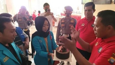 HUT Bhayangkara ke-76, KNPI Kepri Beri Kejutan Kue Ultah Buat Polda Kepri