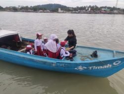 PT Timah Tbk Bantu Perbaikan Pompong Anak Sekolah di Pulau Stunak