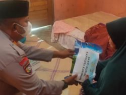 Jumat Berkah, Kapolres Karimun Berikan Bantuan Kepada Nenek Penderita Lumpuh
