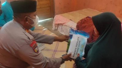Jumat Berkah, Kapolres Karimun Berikan Bantuan Kepada Nenek Penderita Lumpuh