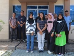 Ismail Lepaskan Putrinya Berangkat Merantau untuk Belajar di Program Kelas Beasiswa PT Timah Tbk