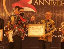 Ulasan Network memberikan penghargaan kepada narasumber terpuji dan kepala daerah inovatif.