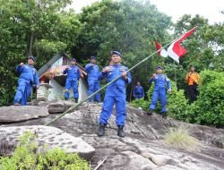 HUT RI Ke-77 Polairud Polres Karimun Kibarkan Bendera Di Pulau Terluar Indonesia