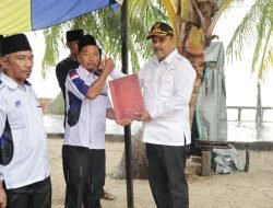 Bupati Karimun Aunur Rafiq Melantik Ketua NTKK Desa Tulang