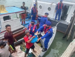 Satpolairud Polres Karimun Salurkan Bansos Kepada Masyarakat Nelayan Yang Terdampak Kenaikkan Harga BBM