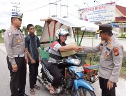 Polres Meranti dan Polsek Jajaran Bagikan Ratusan Paket Bansos Sembako