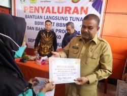 Bupati Karimun Serahkan Bantuan BLT BBM Dan Bantuan Program Sembako di PT Pos Indonesia