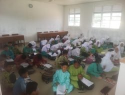 Miris! Siswa SD Belajar Tanpa Meja dan Kursi di Batam