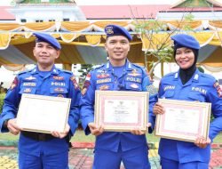 Personel Satpolairud Polres Karimun Terima Penghargaan dari Bupati Karimun