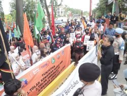 Wakil Ketua II DPRD Kepri, Raden Hari Tjahyono Temui Buruh yang Berdemo di Graha Kepri