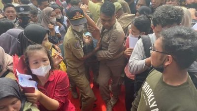 Job Fair Pemko Batam Berakhir Ricuh, Puluhan Orang Pingsan dan Lemas