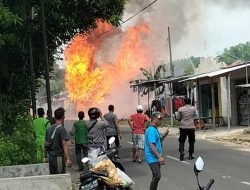 Truck Angkut 562 Tabung Gas LPG Terbakar