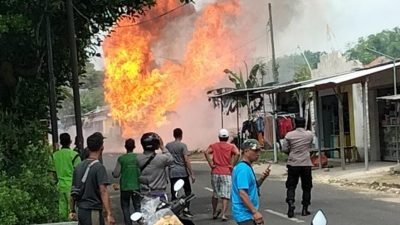 Truck Angkut 562 Tabung Gas LPG Terbakar