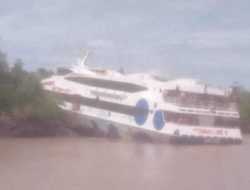 Kapal Dumai Line 9 Kandas di Tanjung Samak
