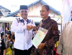 Bupati Karimun Serahkan 114 Sertifikat Tanah Warga di gang Perdamaian