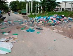 Sampah Menumpuk di Pinggir Jalan Saguba