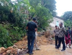 Respon Cepat Kejadian Longsor di Tiban Kampung, Hendrik Anggota DPRD Batam Salurkan Bantuan 