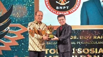 Anugerah Tokoh Sosialisasi Persatuan dan Toleransi Indonesia untuk Kepala BNPT