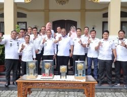 Bupati Karimun Menyambut Piala Adipura di Rumah Dinas