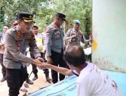Kapolres Karimun Ulurkan Bantuan Untuk Pak Djamaluddin Warga Kec. Buru