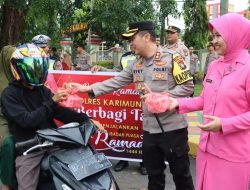 Polres Karimun bersama Bhayangkari Bagi Takjil Gratis Jelang Buka Puasa
