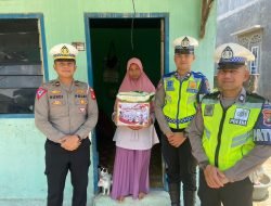 Polres Karimun Bagikan Sembako Kepada Masyarakat Yang Terdampak Kenaikan Sembako