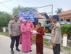 Berkah Ramadhan, Polsek Moro Dan Bhayangkari Ranting Moro Bagikan Takjil Berbuka.