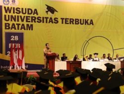 Ansar Hadiri Wisuda UT Batam, Ajak Tingkatkan Kompetensi Guna ke Jenjang Selanjutnya