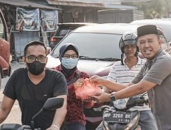 Kejari Karimun Bagikan 400 Nasi Kotak Kepada Masyarakat