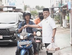 Kejari Karimun Berserta Staff Berbagi Takjil di Simpang Lampu Merah Sungai Lakam