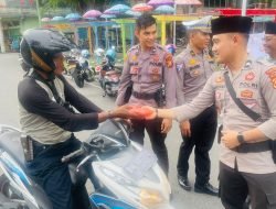 Polres Meranti Berbagi Takjil kepada Pengendara Motor Taat Aturan Lalin