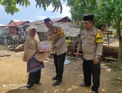 Kapolsek Moro Bagikan Sembako Kepada Masyarakat Kurang Mampu
