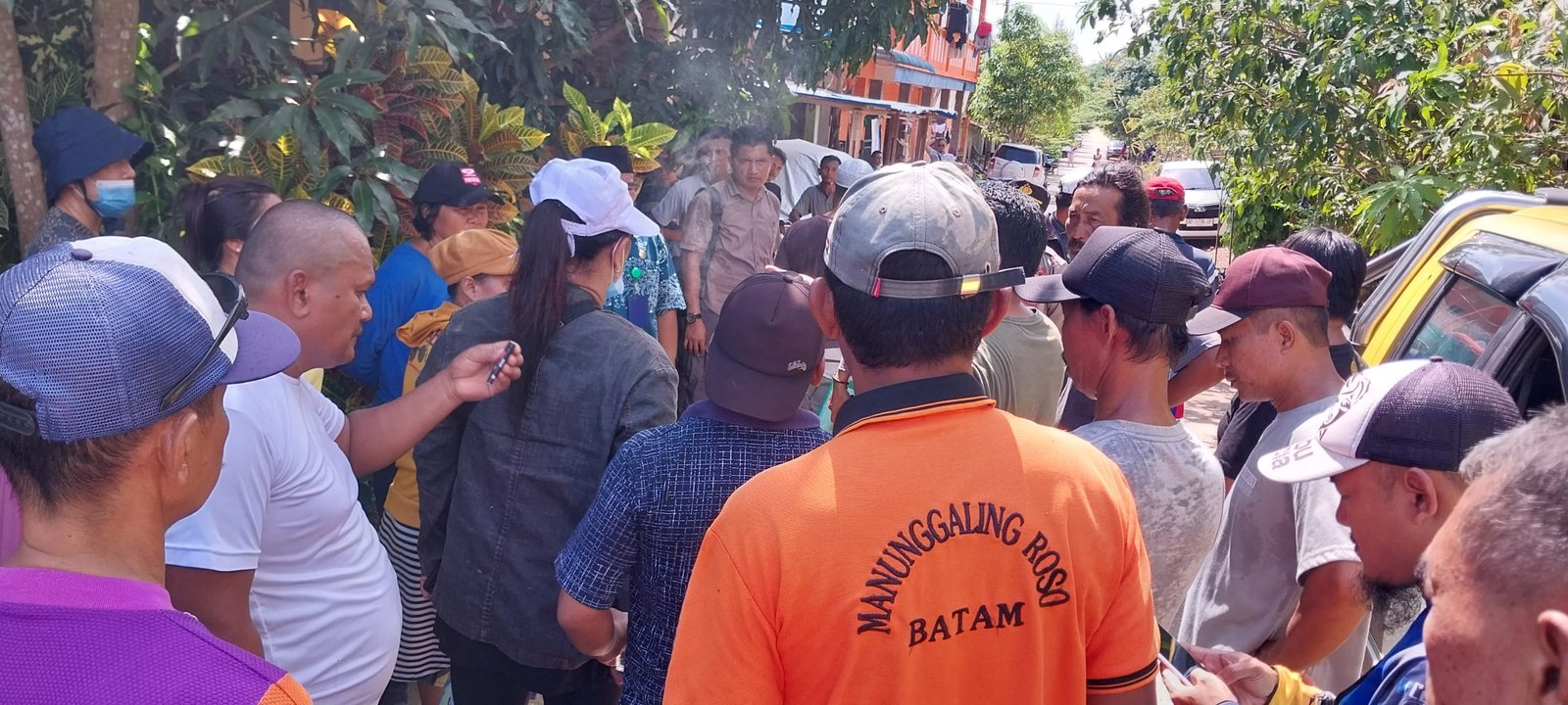 Warga Mangsang Permai menuntut pertanggungjawaban pengembang yang menggarap bukit di samping perumahan yang berakibat pada banjir dan lumpur menggenangi rumah penduduk setiap kali hujan. Aksi itu terjadi pada Kamis, 4/5/2023. (Owntalk)