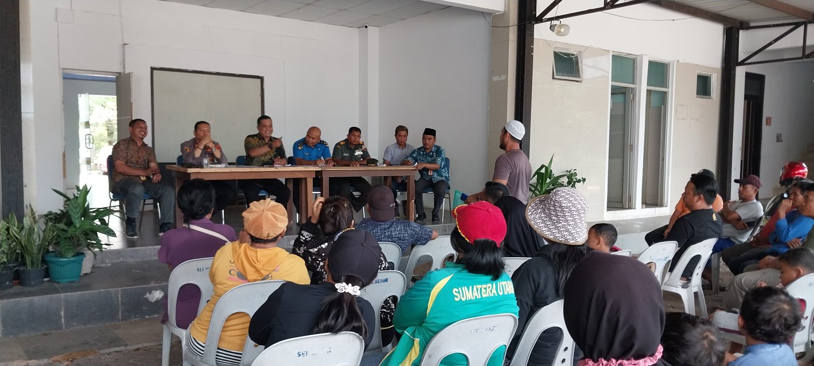 Rapan pertemuan antara pengembang dengan warga yang difasilitasi Camat Sei Beduk, dan didampingi oleh Forkopimca, di Kantor Camat Sei Beduk, Kota Batam, pada Kamis, 4/5/2023. (Owntalk)
