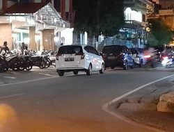 Parkir Liar Depan Karaoke Satria Sangat Membahayakan Penguna Jalan