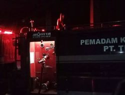 Sigap, Damkar PT Timah Tbk Bantu Warga Padamkan Kebakaran di Pabrik Pengolahan Gambir