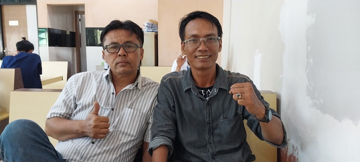 Rahmad Kurniawan (kanan) bersama Arief Rachman, Sekretaris Barikade '98 Kota Batam, saat memberi keterangan tentang proyek Revitalisasi Kolam Dermaga Utara Terminal Pelabuhan Batuampar, Selasa, 9/5/2023. (Owntalk)