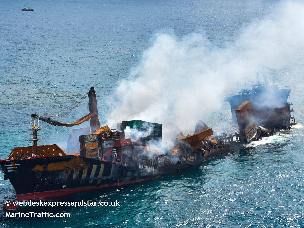 Bangkai kapal X-Press Pearl milik Singapura saat terbakar sebelum tenggelam ke dasar laut di Pelabuhan Kolombo, Sri Lanka, pada Mei 2021`. (Istimewa)