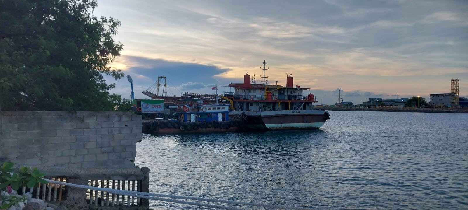 KM Gunung Mas 88 (sisi paling kanan), kapal keruk yang hendak melanjutkan proyek Revitalisasi Kolam Dermaga Utara Terminal Pelabuhan Batuampar akhirnya disegel Bea Cukai Batam untuk selanjutnya berada di bawah pengawasan instansi itu. (Owntalk)