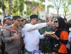 Momen May Day, Ketua DPRD Batam Nuryanto ‘Suapi’ Buruh Nasi Tumpeng