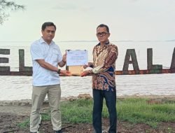 Tembok Penahan Abrasi di Pantai Teluk Dalam Roboh, PT Timah Tbk Serahkan Bantuan Perbaikan