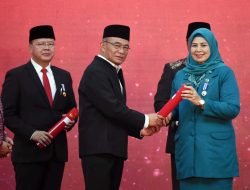 Ansar dan Dewi Ansar Terima Penghargaan Menggala Karya Kencana Tahun 2023