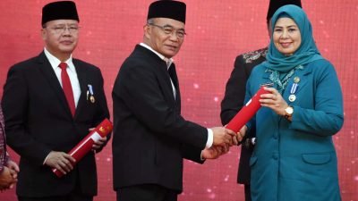 Ansar dan Dewi Ansar Terima Penghargaan Menggala Karya Kencana Tahun 2023